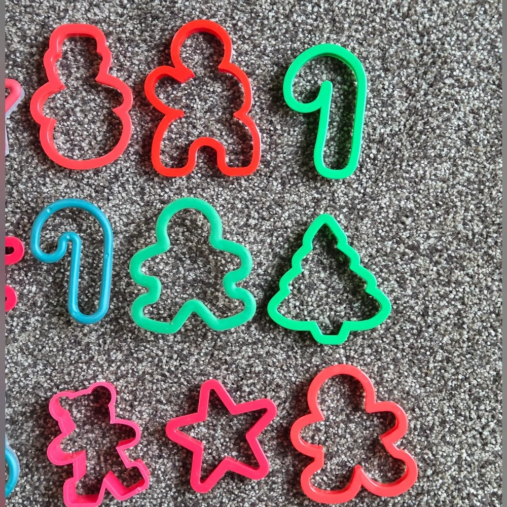 Lot of 25 Plastic HOLIDAY Christmas Cookie Cutters Stocking Snowman Gingerbread